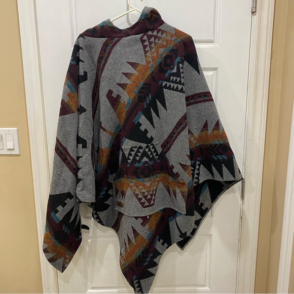 Wool Poncho one size fits all - Picture 1 of 3